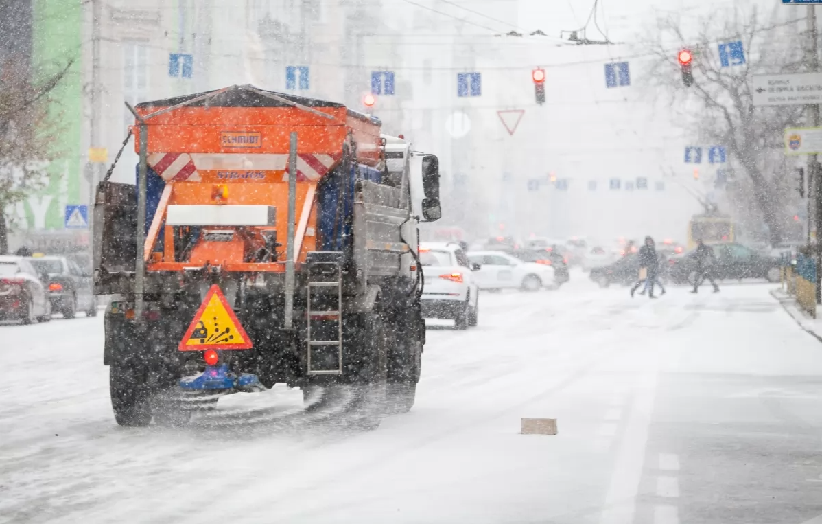 Уборка улиц от снега в Киеве и области